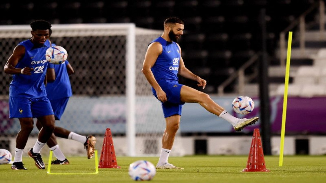 Pemain timnas Prancis Karim Benzema dan Aurelien Tchouameni saat latihan di Stadion Al Sadd SC, Doha, Qatar, 19 November 2022. (REUTERS/ANNEGRET HILSE)