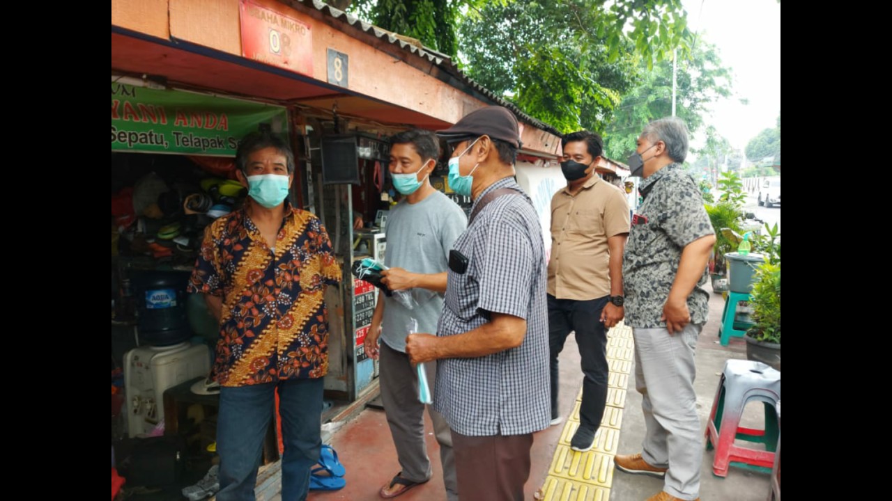 Pembagian sembako dan masker oleh Dit Intelkam Polda Metro Jaya.