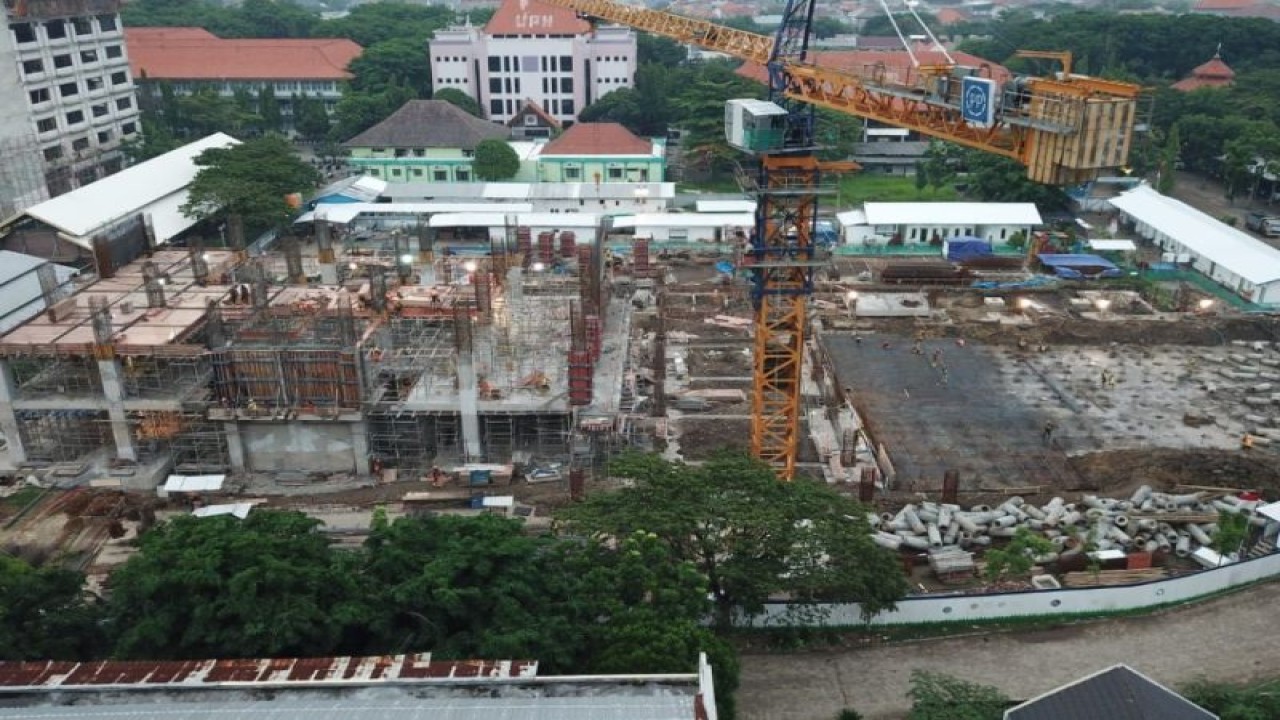 Proses pembangunan gedung fakultas kedokteran di UPN Veteran Jawa Timur. (ANTARA/HO-UPN Veteran Jatim)