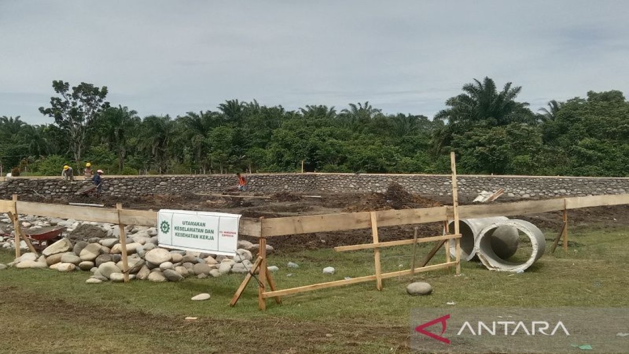 Pembangunan fondasi rumah adat di Kabupaten Mukomuko, Jumat (4/11/2022). ANTARA/Ferri.