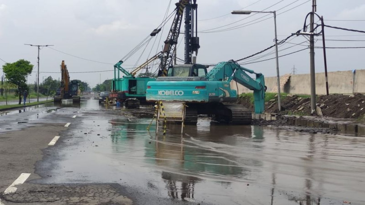 Pembangunan saluran air (cross drain) yang ada di jalan Raya Porong, Sidoarjo, Jawa Timur (ANTARA/HO-SP)