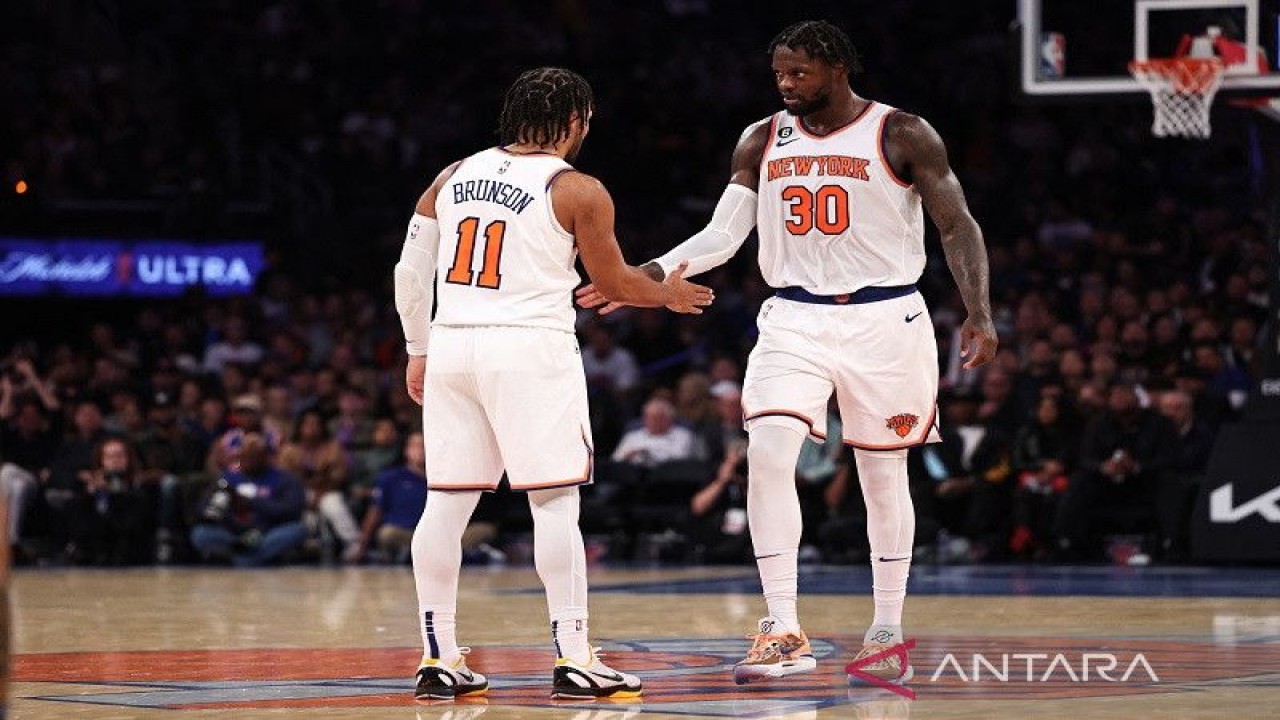 Arsip - Pebasket New York Knicks Julius Randle (kanan) berselebrasi bersama Jalen Brunson seusai mencetak angka melawan Orlando Magic dalam lanjutan NBA di Madison Square Garden, New York, Amerika Serikat, Senin (24/10/2022) waktu setempat. (ANTARA/AFP/GETTY IMAGES/Dustin Satloff)