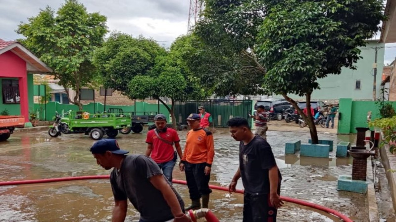 Pemberisihan sisa-sisa banjir yang terjadi di Bandarlampun pada Rabu, (11/11/2022). (ANTARA/HO)