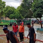 Pemberisihan sisa-sisa banjir yang terjadi di Bandarlampun pada Rabu, (11/11/2022). (ANTARA/HO)-1668147338