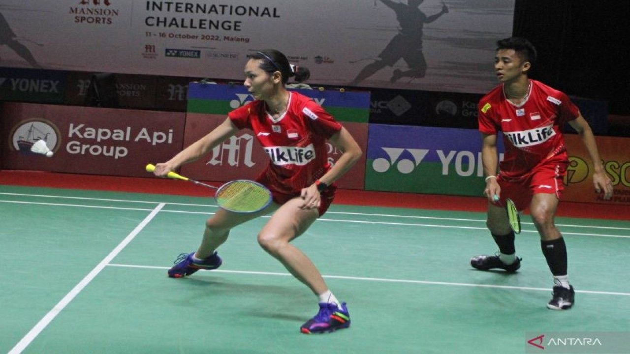 Foto arsip - Pebulu tangkis ganda campuran Indonesia, Dejan Ferdinansyah (kanan) dan Gloria Emanuelle Widjaja (kiri) berusaha mengembalikan kok ke arah lawannya pebulu tangkis China, Zen Bang Jiang/Ya Xin Wei dalam final Bulu Tangkis Indonesia International Challenge 2022 di Platinum Arena, Malang, Jawa Timur, Minggu (16/10/2022). Dejan/Gloria menjadi juara ganda campuran setelah menang dengan skor 2-0 (21-18, 22-20). ANTARA FOTO/Ari Bowo Sucipto/foc.