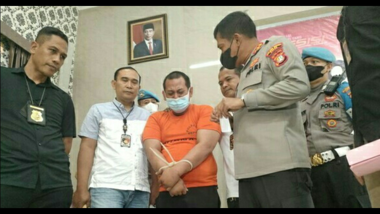 Rizky Noviyandi Achmad menangis saat konferensi pers Polres Metro Depok. (Detikcom)