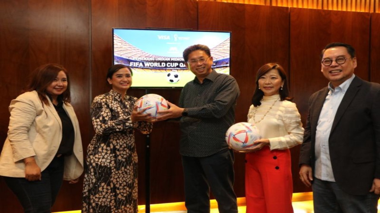 Pemenang undian menonton langsung Piala Dunia 2022 di Qatar menerima hadiah berupa dokumen perjalanan di Menara Bank Mega yang diserahkan langsung oleh Direktur Utama Bank Mega Kostaman Thayib bersama Direktur Consumer Banking Diza Larentie dan Direktur Utama PT Visa Worldwide Indonesia Riko Abdurrahman. ANTARA/HO-Bank Mega