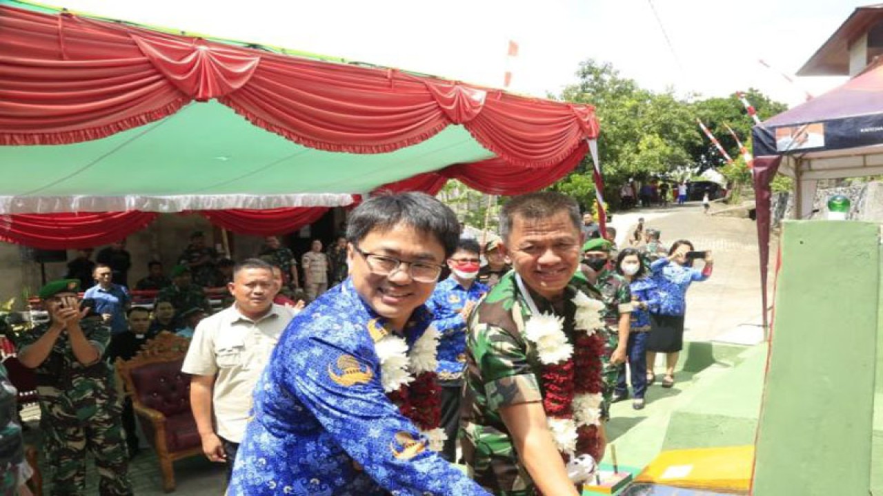 Pada kesempatan ini, Walikota menandatangani Prasasti Bak Penampung Air dilokasi tersebut, diMeras Manado, Selasa (29/11/2022). ANTARA/Nancy L Tigauw. (1)