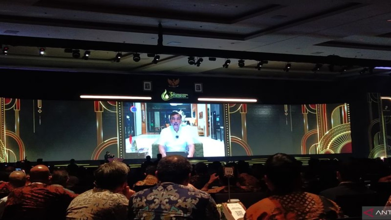 Menteri Koordinator Bidang Kemaritiman dan Investasi Luhut Binsar Pandjaitan memberikan sambutan melalui tayangan video pada Konvensi Internasional III Industri Hulu Minyak dan Gas 2022 di Nusa Dua, Bali, Rabu (23/11/2022) ANTARA/Dewa Ketut Sudiarta Wiguna