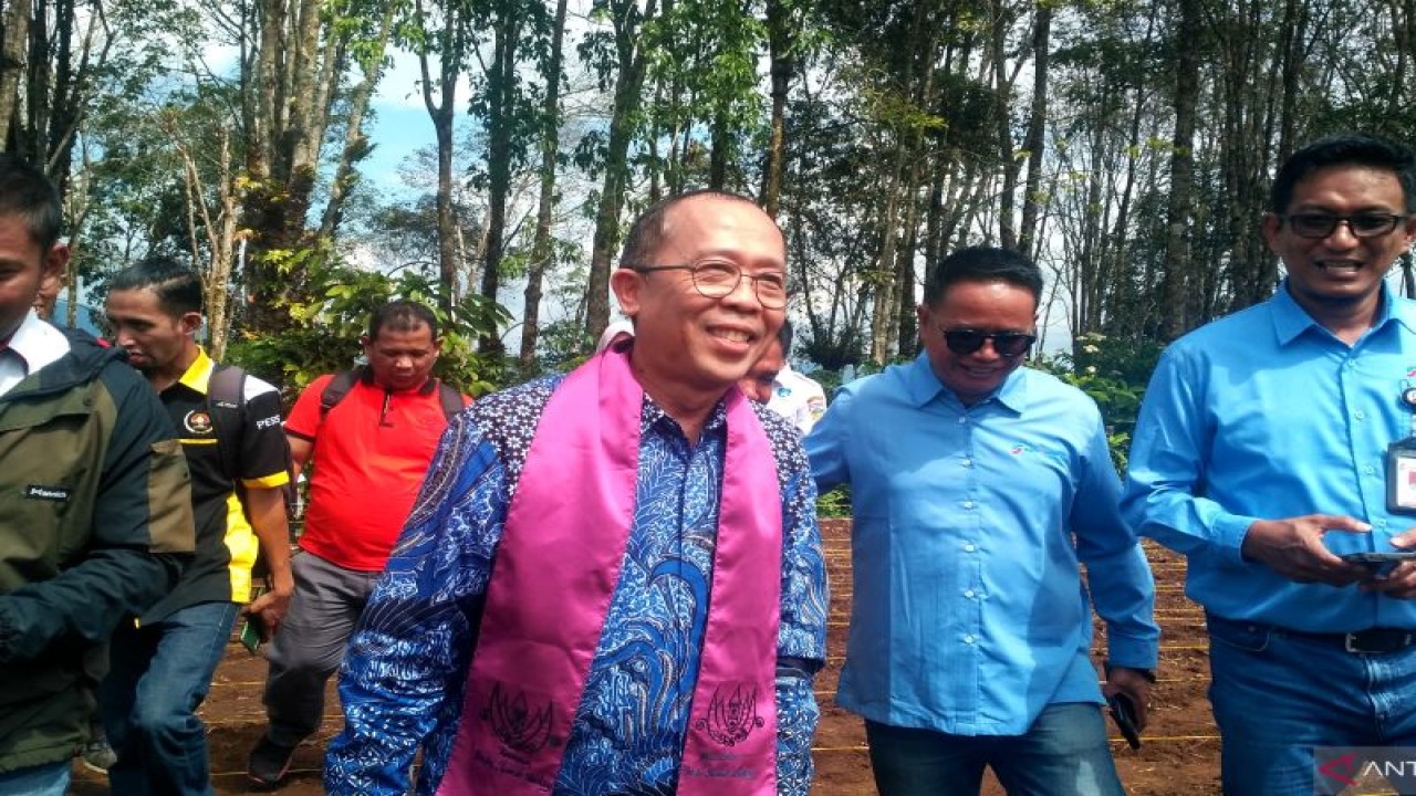 Direktur Panas Bumi Kementerian Energi Sumber Daya Mineral Indonesia Harris saat berkunjung ke Solok Selatan dan menyaksikan penanaman sorgum oleh Wakil Menteri Pertanian Harvick Hasnul Qolbi di Padang Aro, Rabu. (Antara/Erik IA)