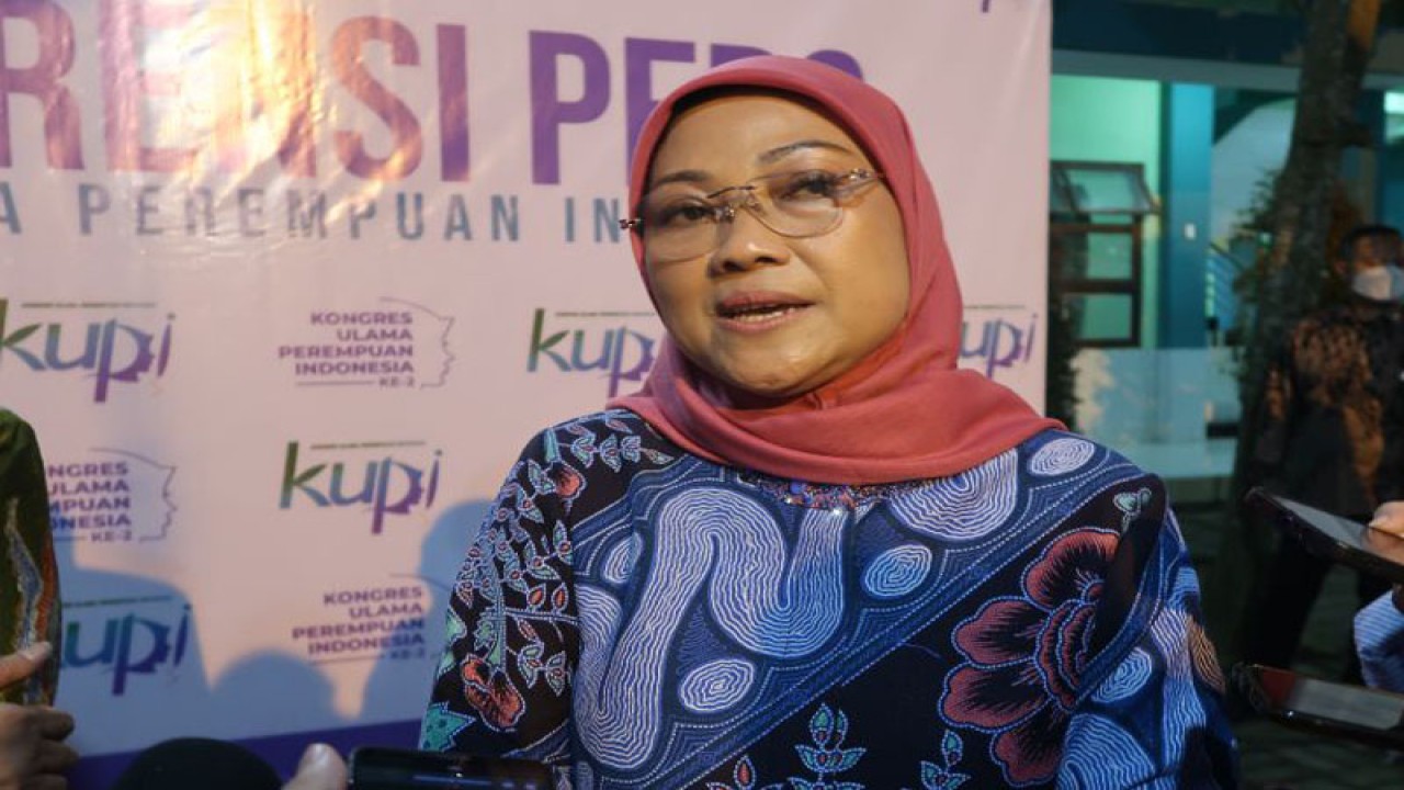 Menteri Tenaga Kerja Ida Fauziyah dalam konferensi pers tentang ulama perempuan di Pondok Pesantren Hasyim Asy'Ari Bangsri, Jepara, Jawa Tengah, Kamis (24-11-2022) malam. ANTARA/Sugiharto Purnama