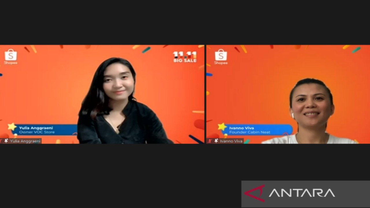 Tangkapan layar Pemilik usaha furnitur VOC Store Yulia Anggraeni bersama Founder Cabin Neat Ivanno Viva dalam webinar bertajuk "Tata Dapur Rapi & Bersih bersama VOC Store dan Cabin Neat di Shopee 11.11 Big Sale 2022", Selasa (1/11/2022). (ANTARA/Livia Kristianti)