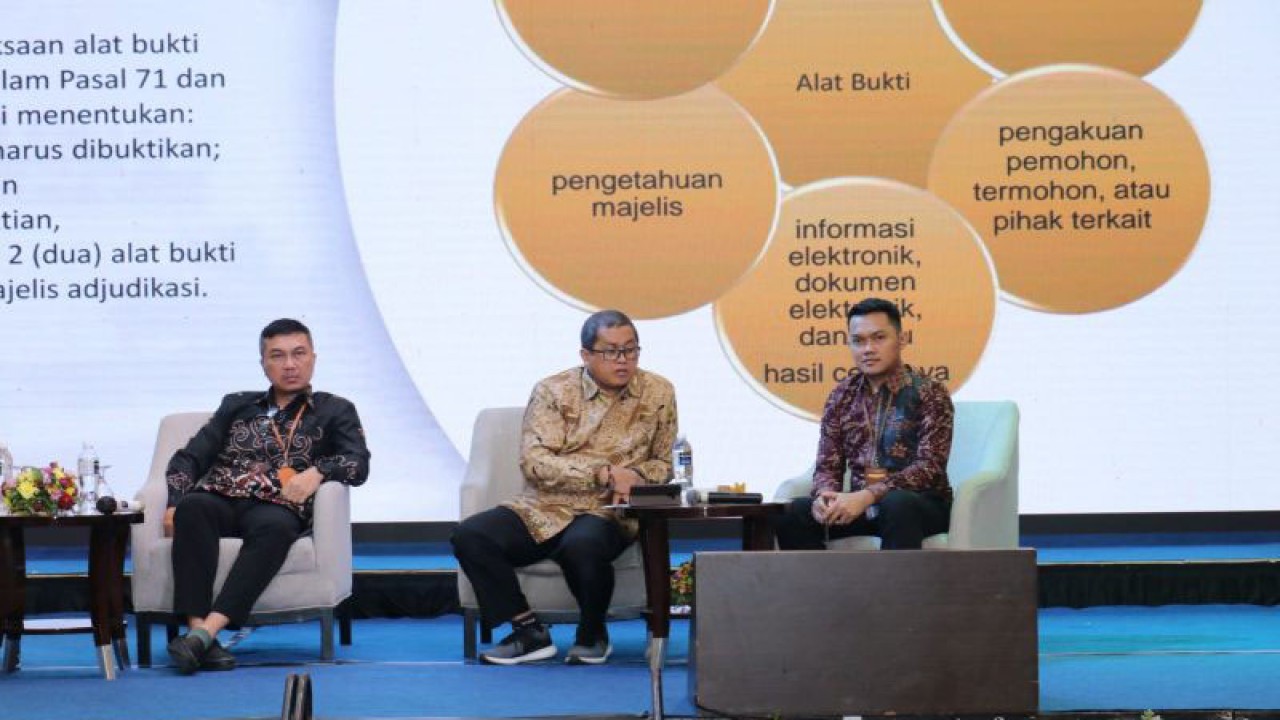 Anggota Bawaslu Kepri Indrawan (tengah) saat menyosialisasikan mekanisme penyelesaian sengketa proses Pemilu 2024 di Batam baru-baru ini.ANTARA/Humas Bawaslu Kepri