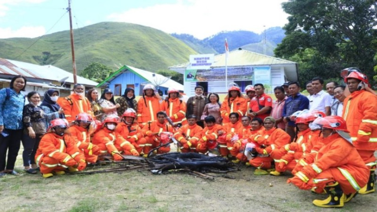 Pemkab Samosir bekerja sama dengan  Dinas Perkebunan Provinsi Sumatera Utara, mengukuhkan pembentukan Kelompok Tani Peduli Api (KTPA) "Sitappar Api". (ANTARA/HO)