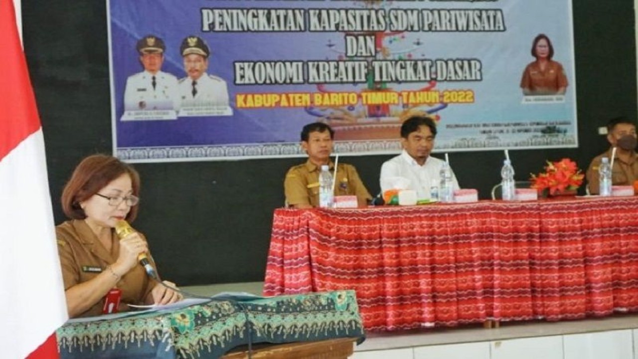 Kepala Disbudparpora Barito Timur, Herawani memberikan arahan di acara Peningkatan Kapasitas Sumberdaya Pariwisata dan Ekonomi Kreatif Tingkat Dasar 2022 di Tamiang Layang. (ANTARA/HO-Diskominfosantik Barito Timur)