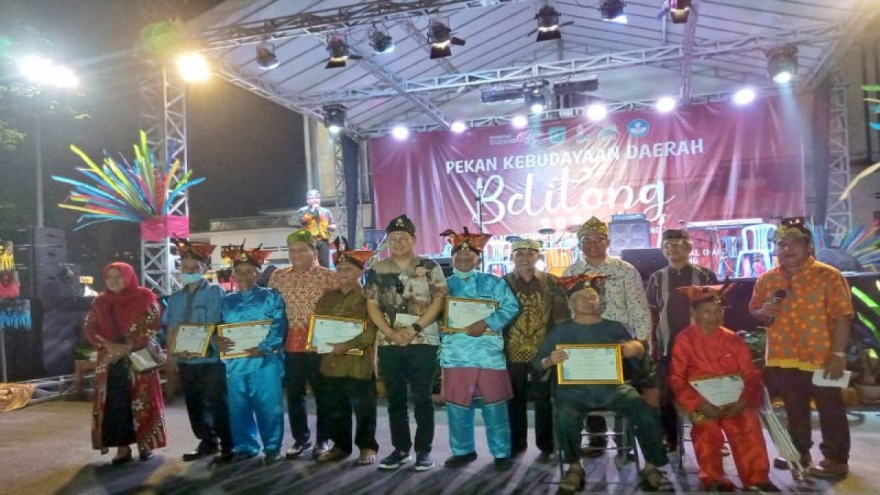Pemkab Belitung menyerahkan penghargaan kepada enam tokoh seni dan budaya di Belitung, Provinsi Babel, Sabtu (12/11/2022) karena dinilai telah berjasa dalam melestarikan seni dan budaya setempat (FOTO ANTARA/Kasmono)