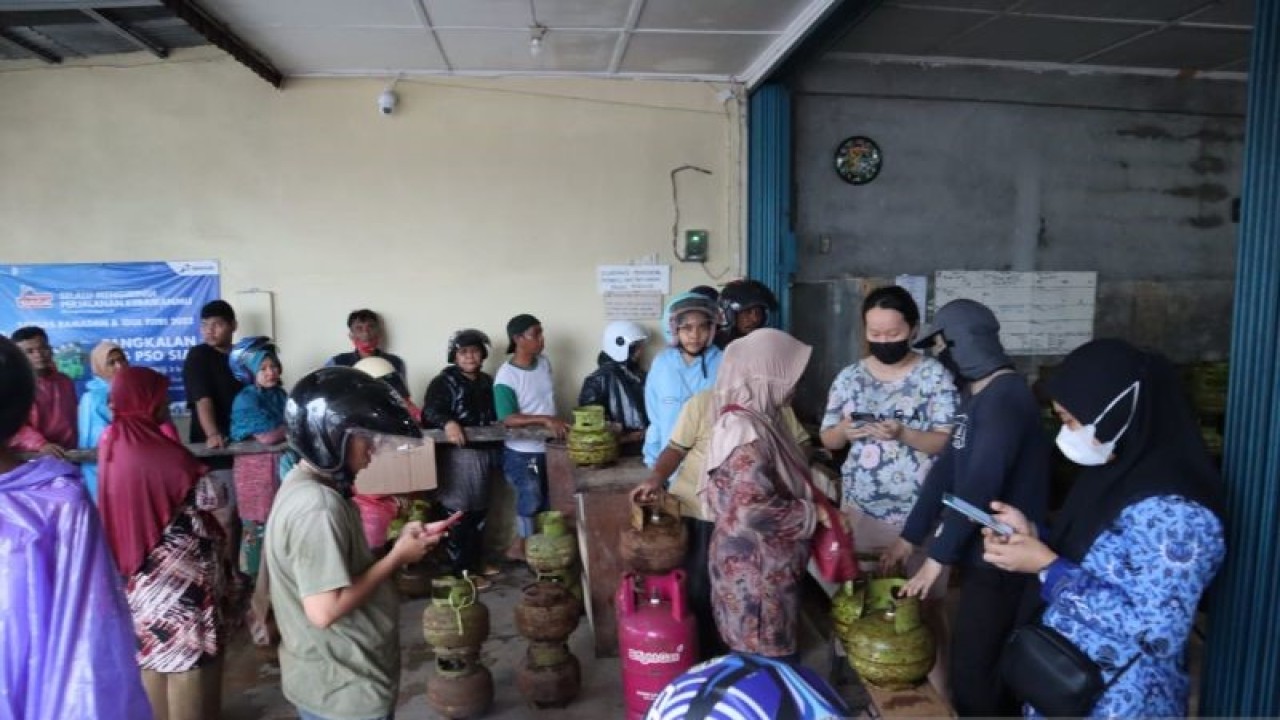 Warga Belitung Timur, antre saat membeli gas 3 kilogram di pangkalan gas, Rabu (30/11) (ANTARA/Ahmadi)