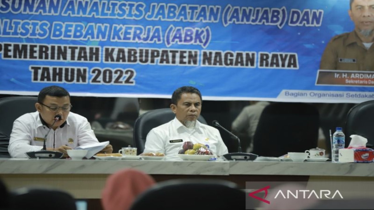 Sekda Kabupaten Nagan Raya, Provinsi Aceh, Ardi Martha (kanan) menghadiri pelatihan analisis jabatan kerja dan analisisis beban kerja kepada aparatur sipil negara (ASN), di Nagan Raya, Rabu (23/11/2022). ANTARA/HO-Dok. Pemkab Nagan Raya