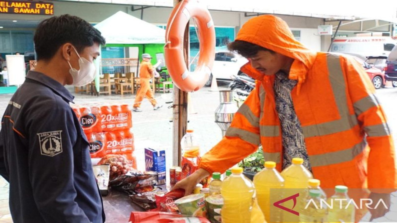 Pemerintah Kota (Pemkot) Administrasi Jakarta Pusat berkolaborasi dengan PD Pasar Jaya menggelar Pasar Murah di Kantor Kelurahan Mangga Dua Selatan, Jakarta Pusat, Jumat (18/11/2022). (ANTARA/HO-Pemerintah Kota Jakarta Pusat)