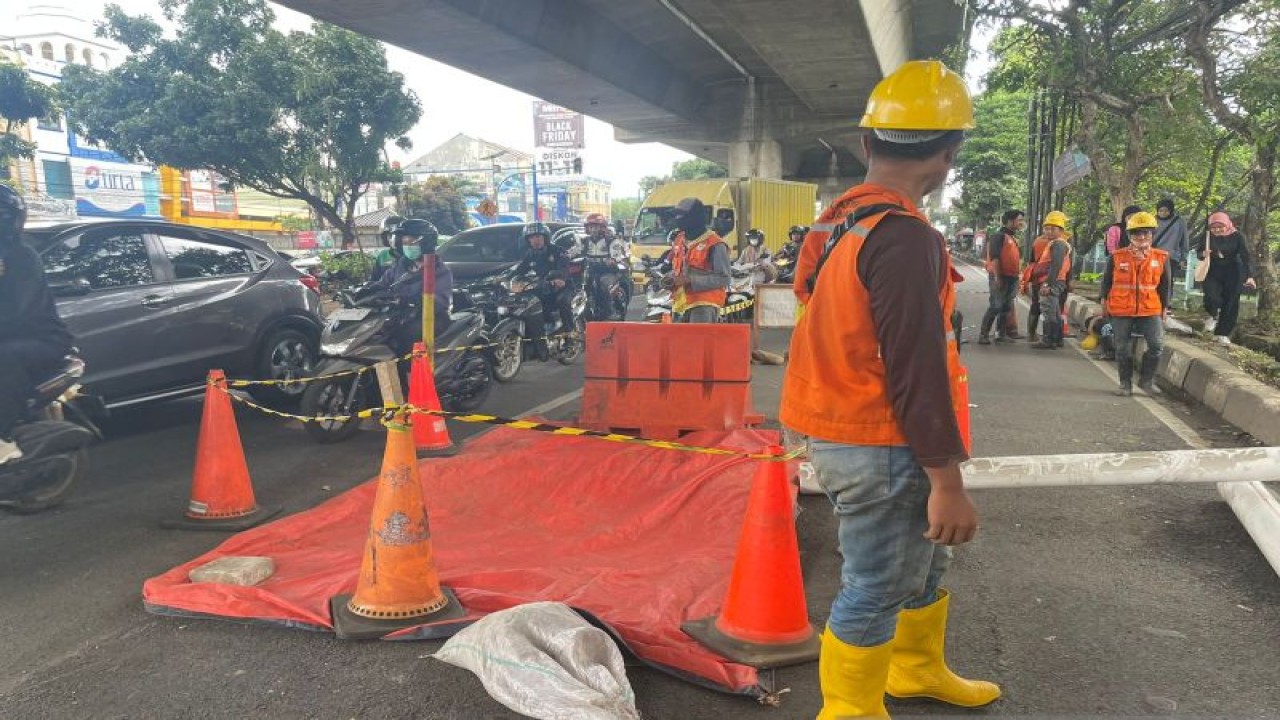 Balai Besar jalan Nasional DKI-Jabar di bawah Kemen PUPR melakukan pembatasan dan jalan untuk menghindari lubang pengendara terjebak lubang menganga di Jalan Sholeh Iskandar (Sholis), Selasa (29/11/2022). ANTARA/HO/Dinas PUPR Kota Bogor