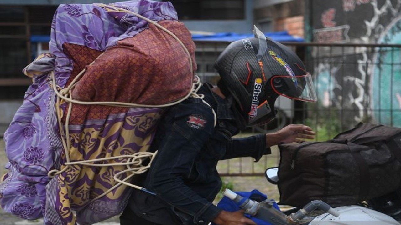 Seorang warga mengungsi dengan membawa peralatan tidur pascagempa bumi magnitudo 5,6 di Rancaogong, Kabupaten Cianjur, Jawa Barat, Selasa (22/11/2022). (ANTARA FOTO/Wahyu Putro A/rwa)