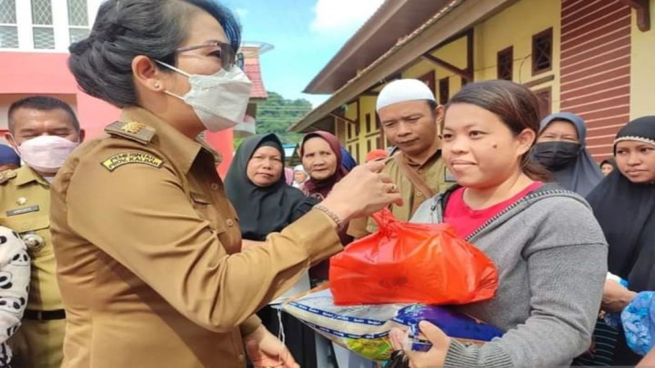 Wali Kota Singkawang Tjhai Chui Mie membagikan sembako pada kegiatan Pasar Murah yang dilaksanakan Pemkot Singkawang sebagai upaya pencegahan Inflasi (rudi)