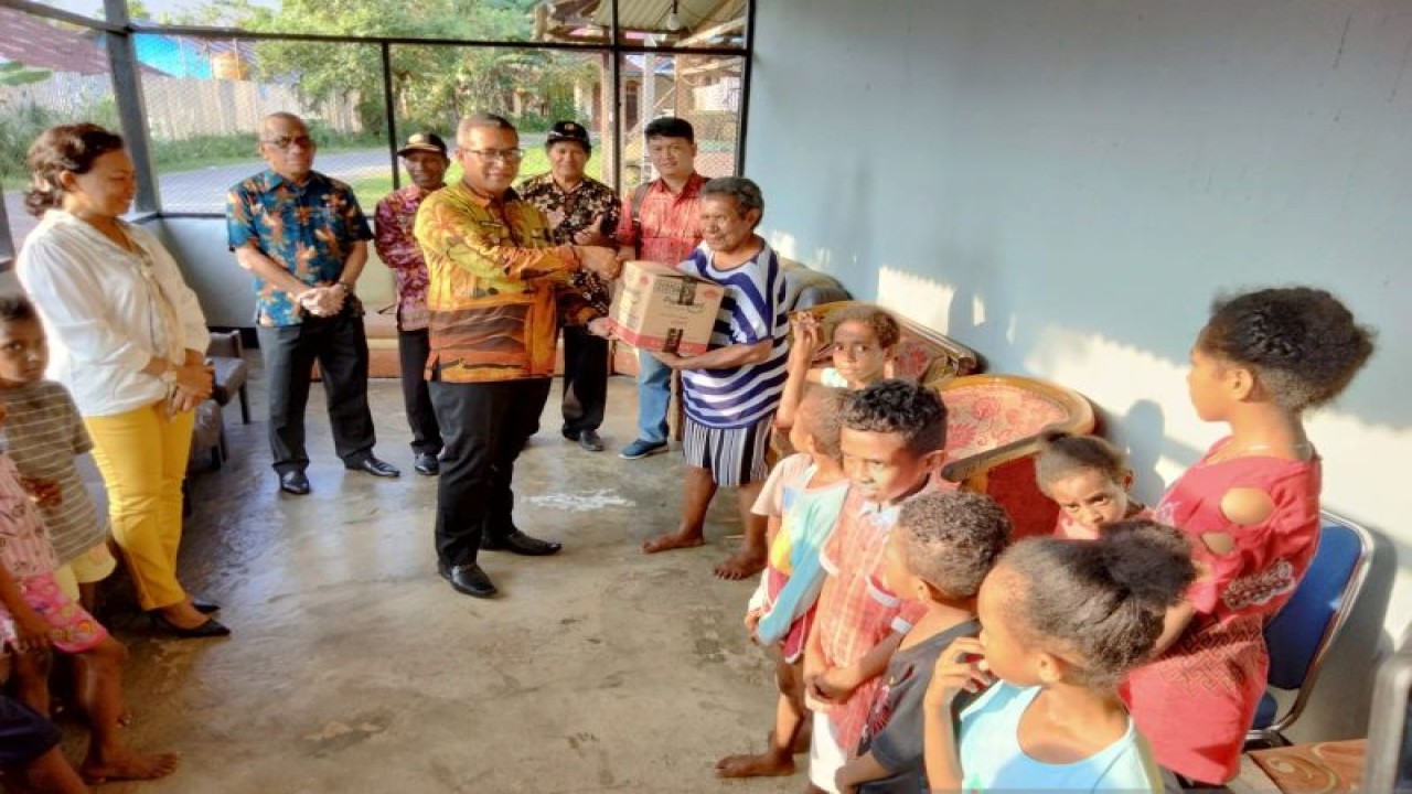 Wali Kota Sorong George Yarangga saat menyerahkan bantuan perabotan dapur kepada pengurus panti asuhan pelangi, Kamis (3/11). (Antara/ Ernes Broning Kakisina)