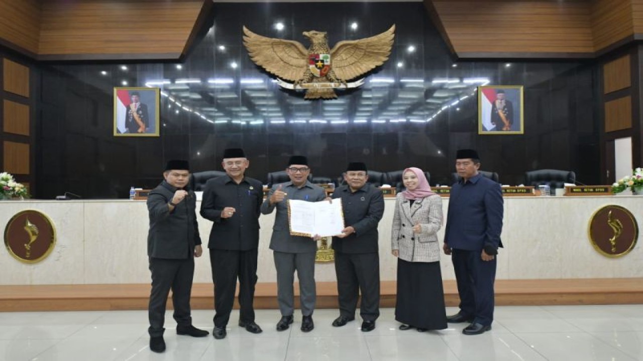 Pemerintah Provinsi (Pemprov) dan DPRD Jawa Barat (Jabar) menyetujui bersama Rancangan Peraturan Daerah (Raperda) tentang APBD Tahun 2023 di akhir Oktober 2022. (ANTARA/HO-Humas Pemda Jabar)