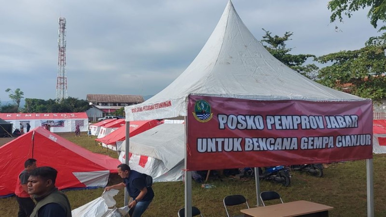 Pemerintah Provinsi Jawa Barat (Pemprov Jabar) mendirikan 15 posko bencana gempa di Kabupaten Cianjur. (ANTARA/HO-Humas Pemda Jawa Barat)