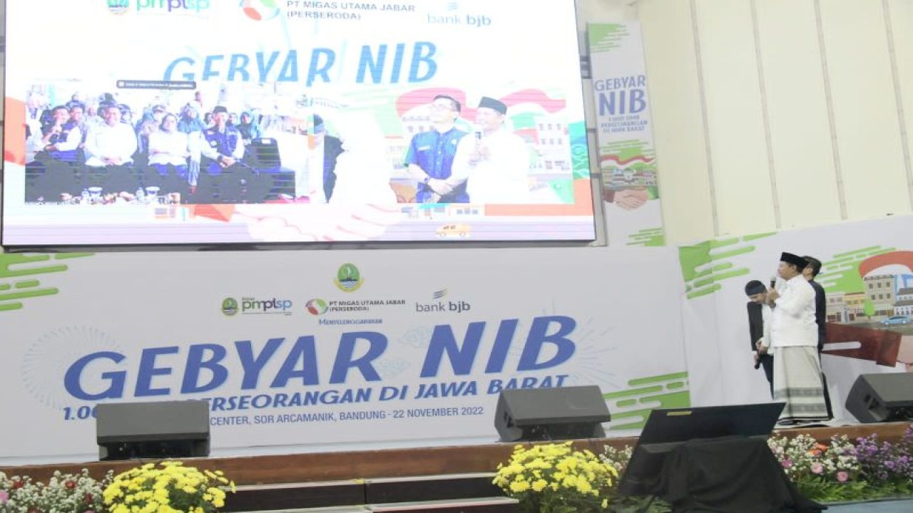 Wakil Gubernur Jawa Barat Uu Ruzhanul Ulum membuka acara Gebyar Pemberian Nomor Induk Berusaha (NIB) kepada 1.000 Usaha Mikro, Kecil dan Menengah (UMKM) Perseorangan di SPORT Jabar Arcamanik, Kota Bandung, Selasa (22/11/2022). ANTARA/HO-Humas Pemda Jawa Barat