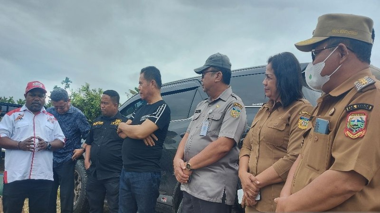 Pelaksana tugas Dinas pertanian Salomon Telenggen bersama Sekda Papua Muhammad Ridwan Rumasukun dan Wakil Bupati Keerom Wahfir Kosasih saat melakukan penanaman cabai di di kawasan Pir Satu,Kampung Yanamaa, Kabupaten Keerom beberapa waktu lalu (ANTARA/ Qadri Pratiwi)