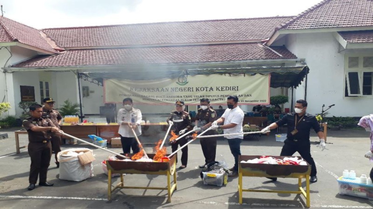 Pemusnahan barang bukti oleh Kejari Kota Kediri di Kediri, Jawa Timur, Rabu (23/11/2022). ANTARA/ Asmaul