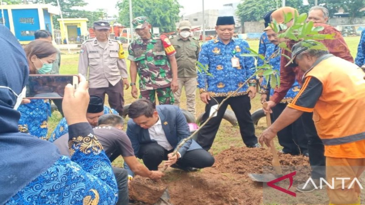 Penanaman pohon di RPTRA Gajah Tunggal di Kembangan, Jakarta Barat, Senin (14/11/2022) ANTARA / Pemkot Jakarta Barat