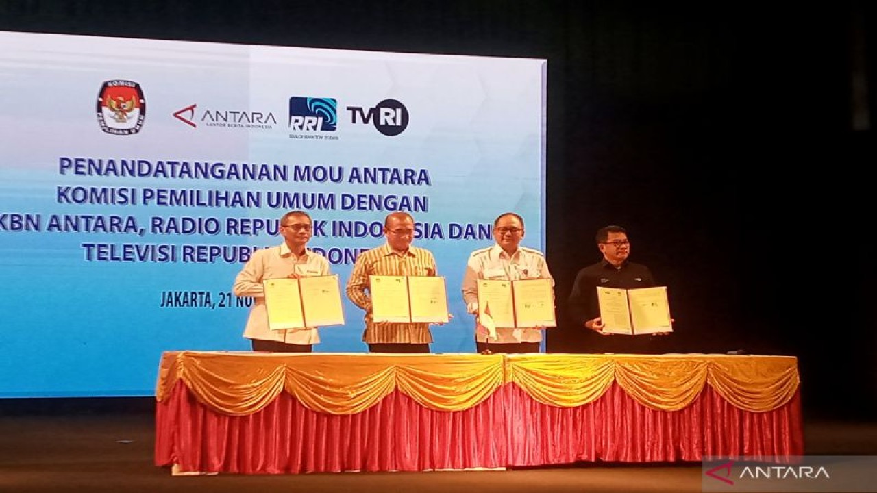 Penandatanganan nota kesepahaman antara LKBN ANTARA, RRI, dan TVRI dengan KPU soal pemberitaan Pemilu 2024 di Gedung RRI, Jakarta, Senin (21/11/2022). ANTARA/Tri Meilani Ameliya.