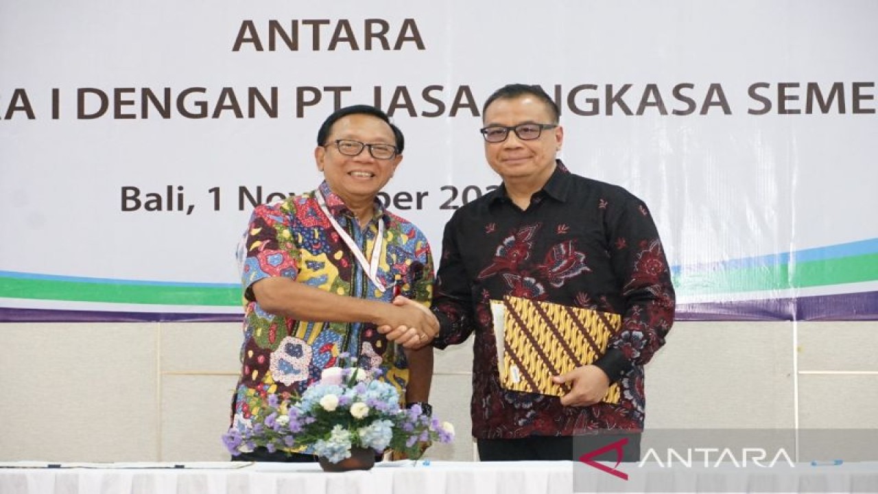 Penandatanganan kerja sama oleh Direktur Utama Angkasa Pura I Faik Fahmi dan Direktur Utama PT JAS Adji Gunawan di Gedung Wisti Sabha, Bandara I Gusti Ngurah Rai, Bali (01/11). (Angkasa Pura I)