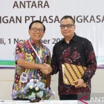 Penandatanganan kerja sama oleh Direktur Utama Angkasa Pura I Faik Fahmi dan Direktur Utama PT JAS Adji Gunawan-1668578730