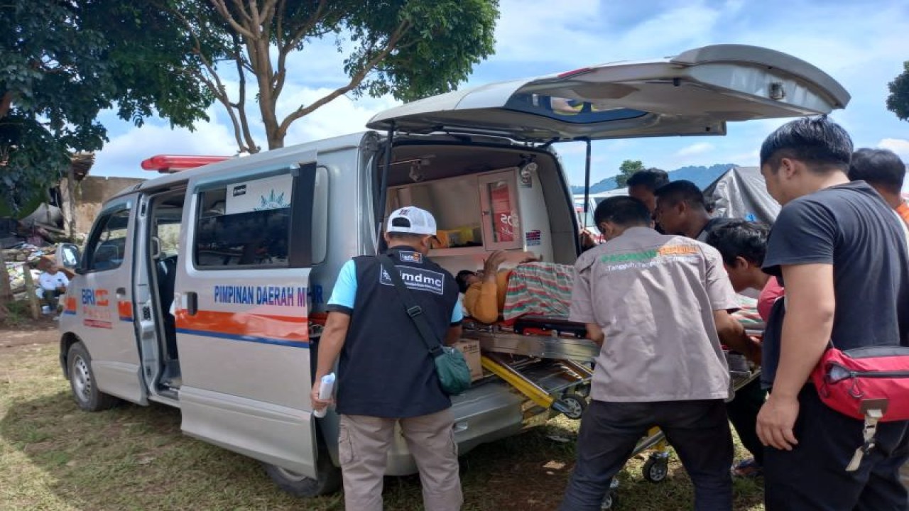 Muhammadiyah Disaster Manajemen Center (MDMC) saat mengevakuasi korban gempa untuk mendapatkan penanganan medis. (ANTARA/HO-Muhammadiyah)