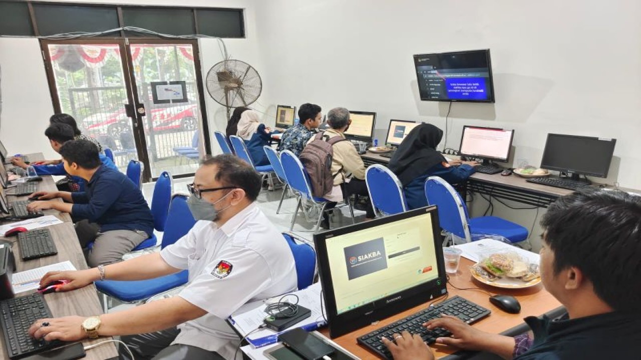 Helpdesk KPU Kota Surabaya menerima pendaftaran PPK di Kantor KPU Kota Surabaya Jalan Adityawarman 87 Kota Surabaya. ANTARA/HO-KPU Surabaya