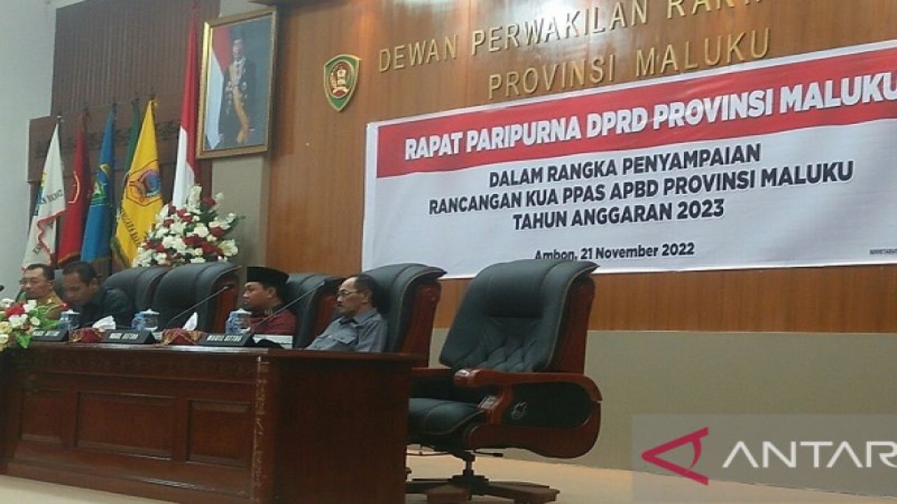 Wagub Maluku Barnabas Orno menyampaikan dokumen Rancangan KUA-PPAS APBD Maluku Tahun Anggaran 2023 kepada DPRD Maluku, Senin (21/11/2022). (ANTARA/daniel)