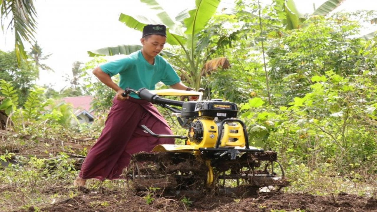 Arsip Foto. Seorang santri mengikuti pelatihan Sekolah Lapang Petani Gambut yang digelar oleh Badan Restorasi Gambut di Kabupaten Siak, Provinsi Riau. (ANTARA/HO-BRG)