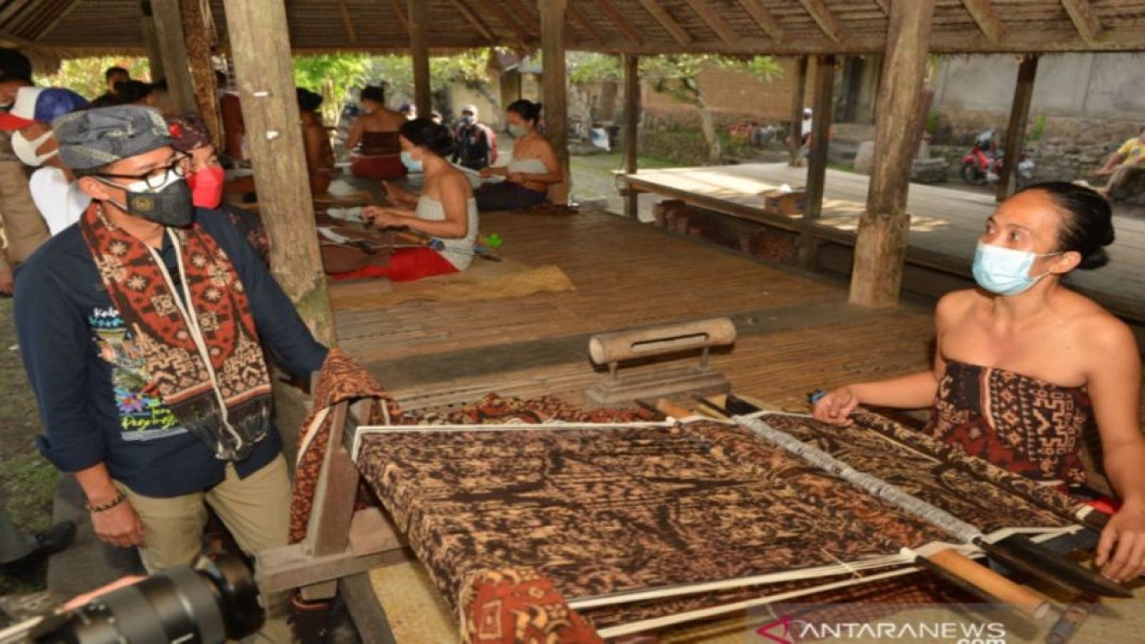 Penenun membuat kain geringsing di Desa Tenganan, Kabupaten Karangasem, Bali. ANTARA/HO