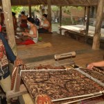 Penenun membuat kain geringsing di Desa Tenganan, Kabupaten Karangasem, Bali. ANTARA/HO-1668049826