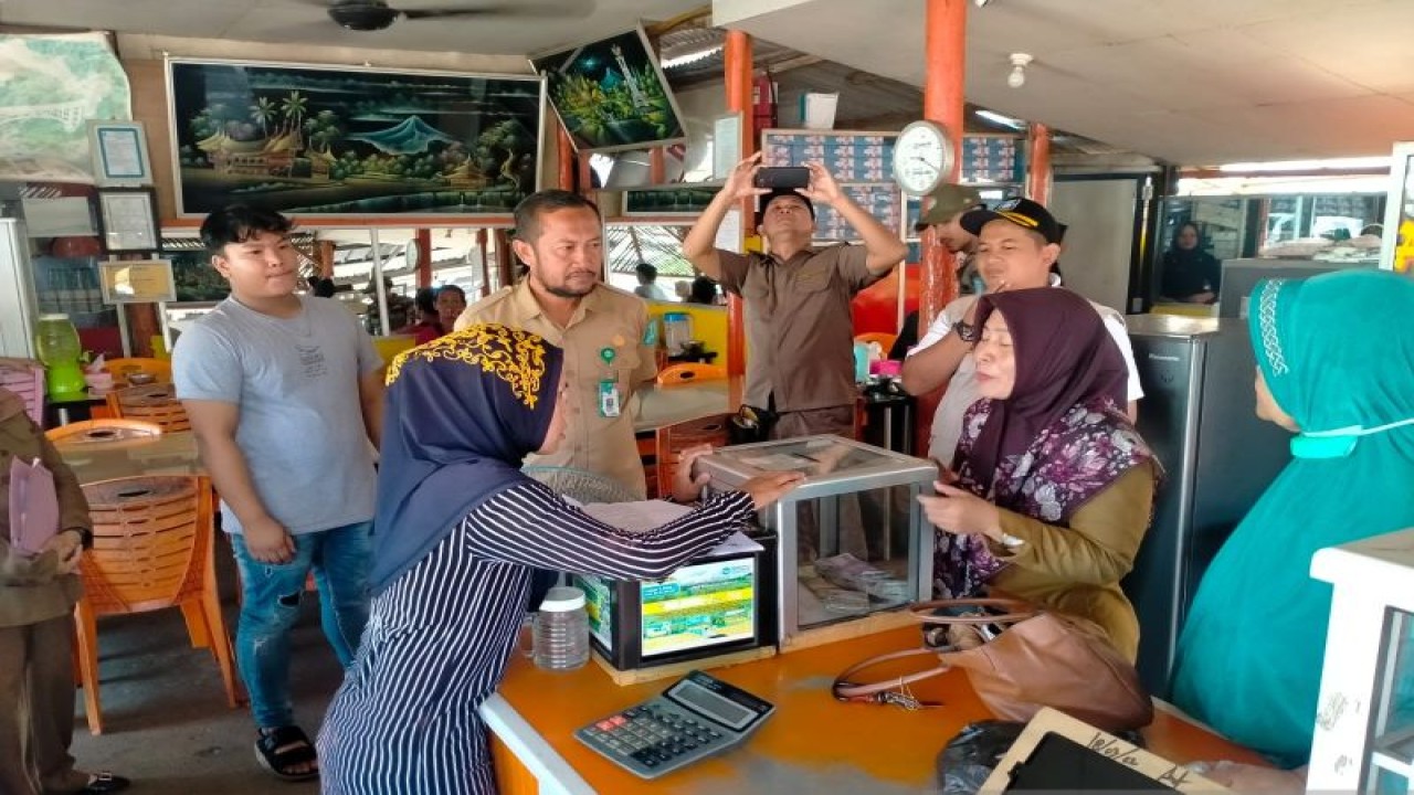 Penertiban kotak amal tanpa izin di Kabupaten Bangka. ANTARA/Kasmono.