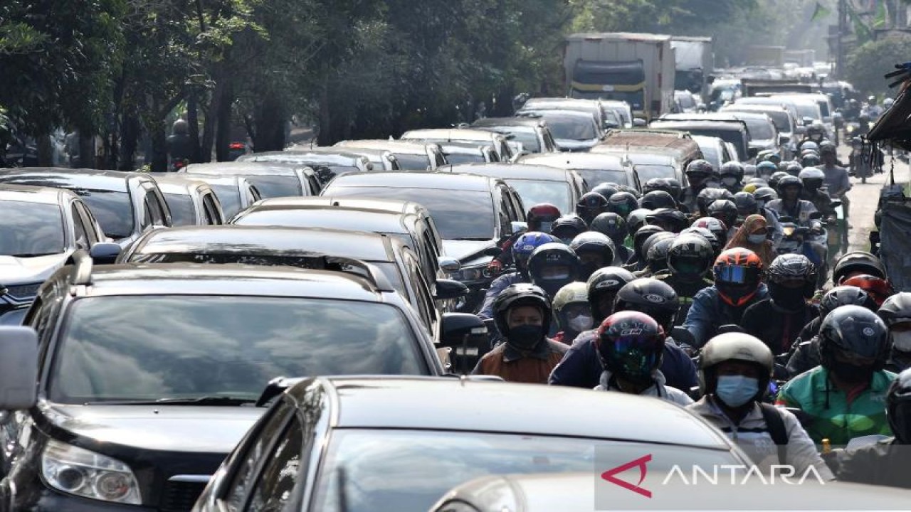 Sejumlah kendaraan bermotor  yang akan menuju Jakarta terjebak kemacetan di Jalan I Gusti Ngurah Rai, Bekasi, Jawa Barat, Senin (19/9/2022). ANTARA FOTO/ Fakhri Hermansyah/aww.