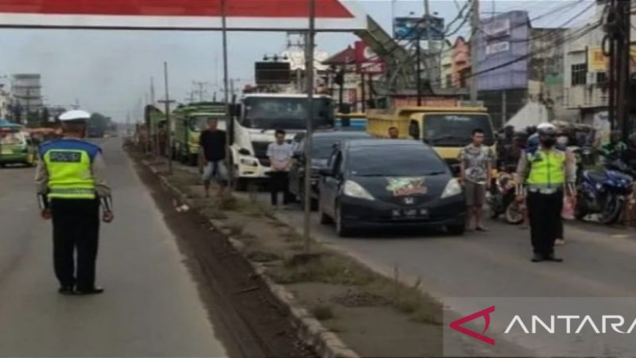 Pengendara kendaraan bermotor berhenti untuk mengheningkan cipta mengenang jasa para pahlawan kemerdekaan RI di simpang batas Kota Palembang-Banyuasin KM 12, Sumatera Selatan, Kamis (10/11/2022). (ANTARA/M Riezko Bima Elko P)