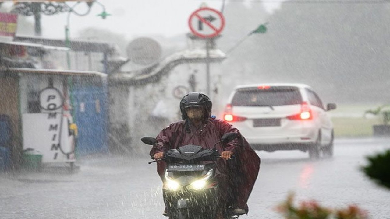 Ilustrasi - Pengendara sepeda motor menggunakan mantel saat hujan di kawasan Alun-Alun Selatan, Yogyakarta, Selasa (8-11-2022). ANTARA FOTO/Andreas Fitri Atmoko/TOM