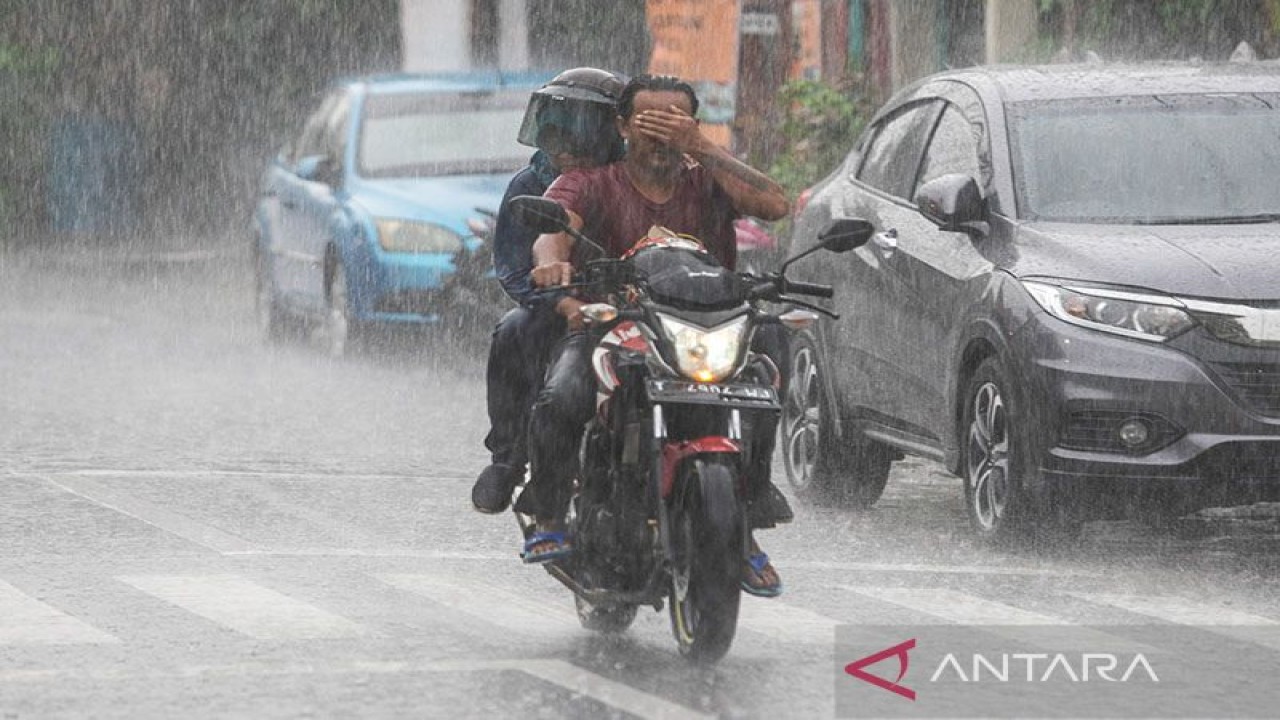 Pengendara sepeda motor menerobos hujan di kawasan Alun-alun Selatan, Yogyakarta, Selasa (8/11/2022). ANTARA FOTO/Andreas Fitri Atmoko/TOM/pri.