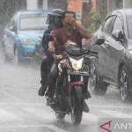 Pengendara sepeda motor menerobos hujan di kawasan Alun-alun Selatan, Yogyakarta, Selasa (8/11/2022). ANTARA FOTO/Andreas Fitri Atmoko/TOM/pri.-1668133427