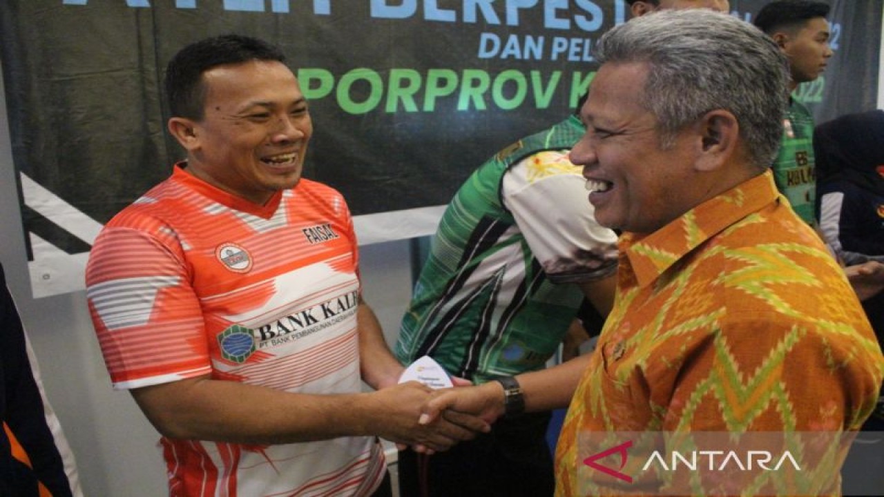 Bupati Kubu Raya Muda Mahendrawan memberikan penghargaan kepada para atlet berprestasi (Rendra Oxtora)