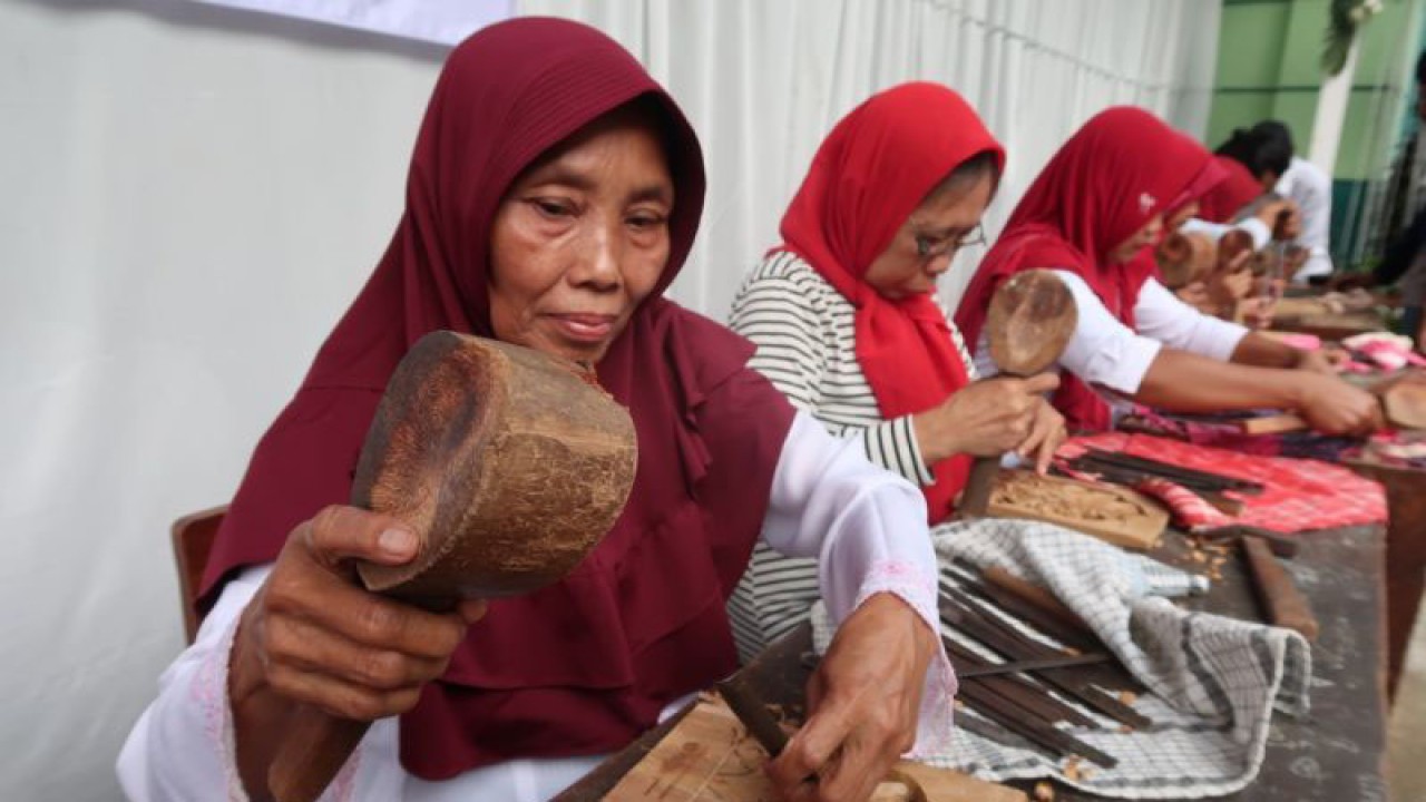 Sejumlah perempuan mengukir ornamen kayu dalam lokakarya bertajuk Perempuan Jepara Mengukir di Pondok Pesantren Hasyim Asy'ari, Jepara, Jawa Tengah, Kamis (24/11/2022). (ANTARA/Sugiharto purnama)